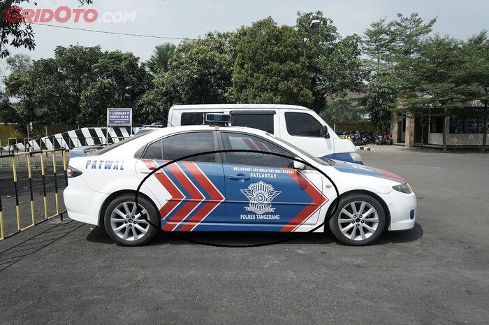 Bukan Asal Corat Coret, Tanda Panah Pada Mobil Polisi Ini Ternyata Ada Artinya