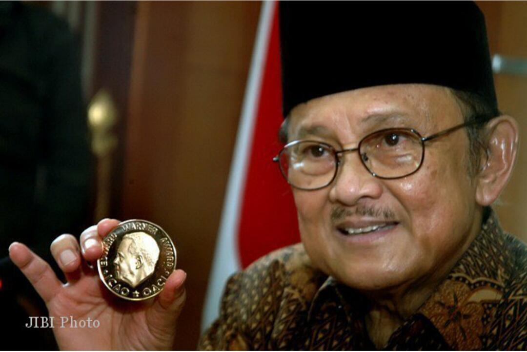BJ. Habibie. Pengabdi Negeri Melalui Teknologi Dan Pengabdi Cinta Sejati.