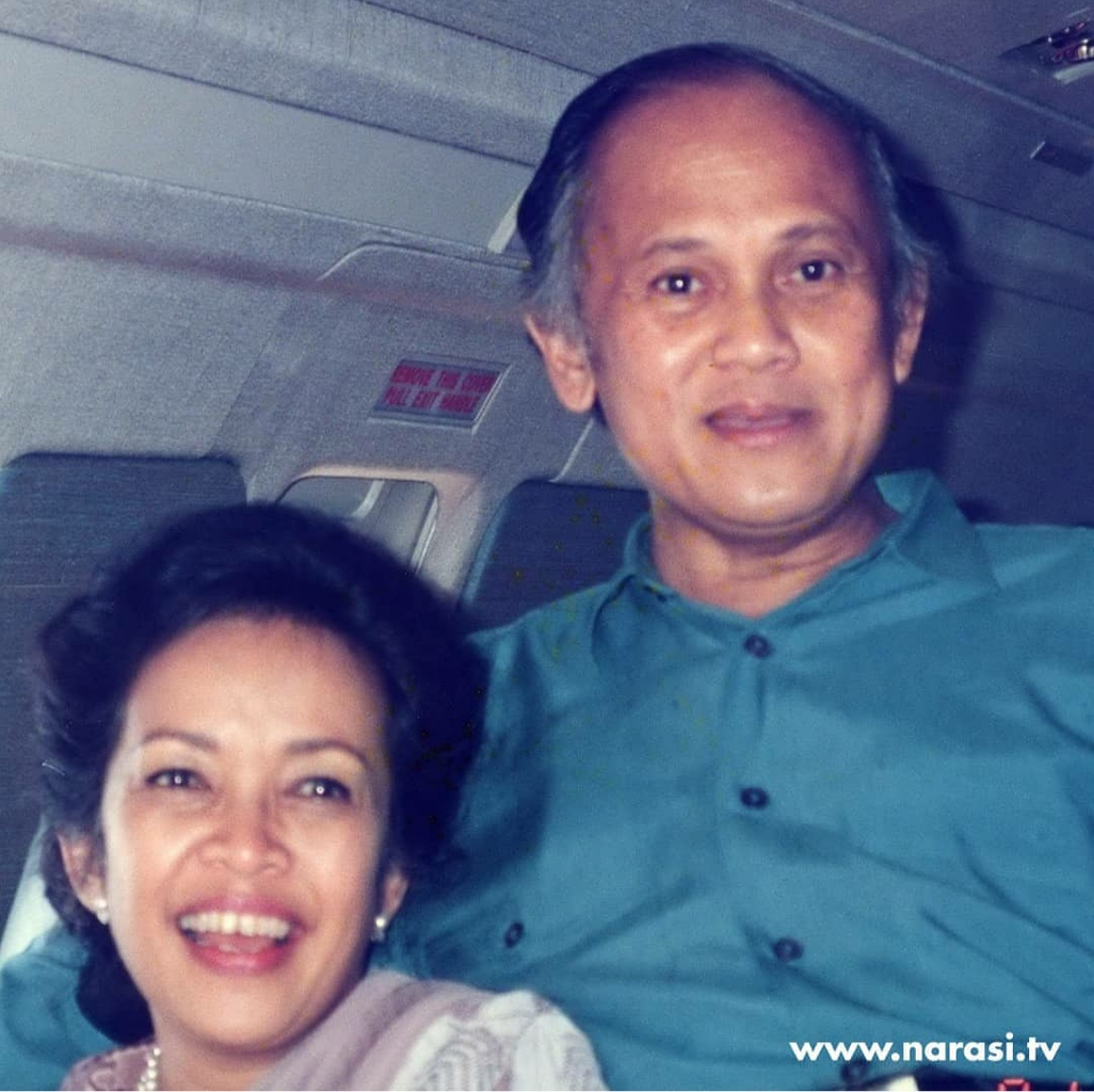 BJ. Habibie. Pengabdi Negeri Melalui Teknologi Dan Pengabdi Cinta Sejati.