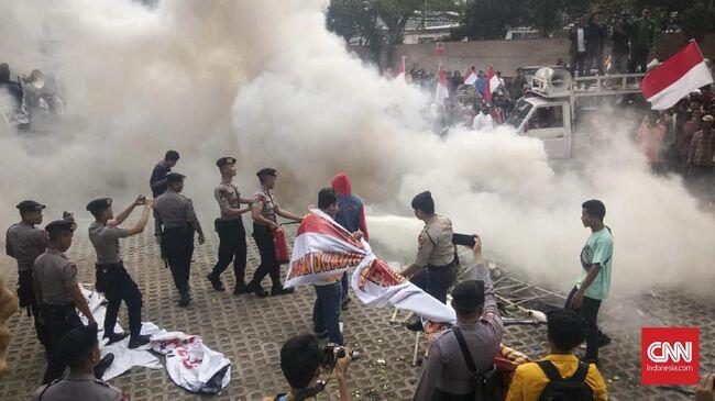 Rusuh di Gedung KPK, Polisi Tembakkan Gas Air Mata