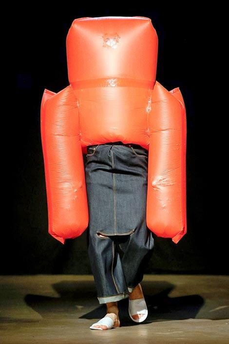 Level Dewa, Desain Fashion Dari Balon Ini Bikin Mikir Keras Gimana Cara Pakainya
