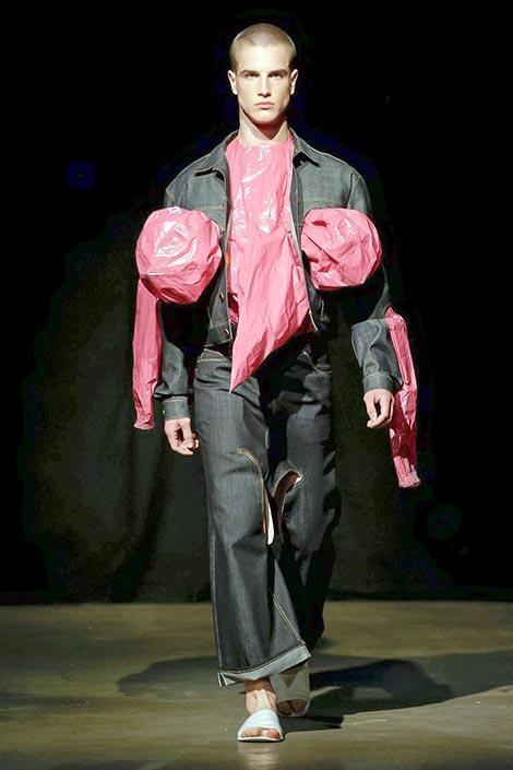Level Dewa, Desain Fashion Dari Balon Ini Bikin Mikir Keras Gimana Cara Pakainya