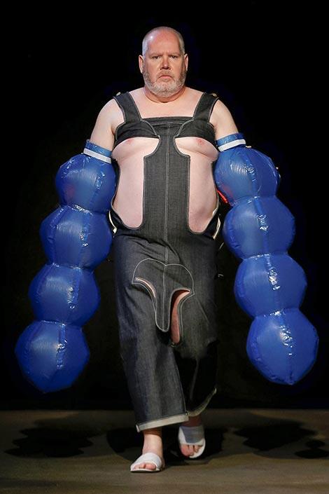 Level Dewa, Desain Fashion Dari Balon Ini Bikin Mikir Keras Gimana Cara Pakainya