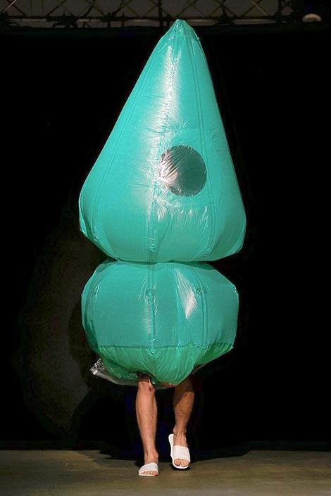 Level Dewa, Desain Fashion Dari Balon Ini Bikin Mikir Keras Gimana Cara Pakainya