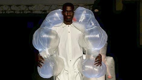 Level Dewa, Desain Fashion Dari Balon Ini Bikin Mikir Keras Gimana Cara Pakainya