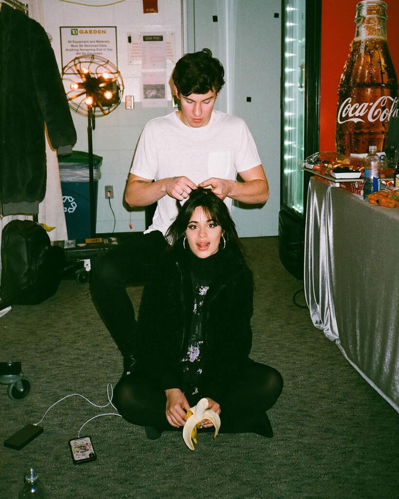 Kemesraan Shawn Mendes dan Camila Cabello Selain Video &quot;Ciuman Ikan&quot;