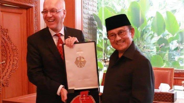 Beberapa Prestasi BJ Habibie Yang Membanggakan Negara Indonesia! 