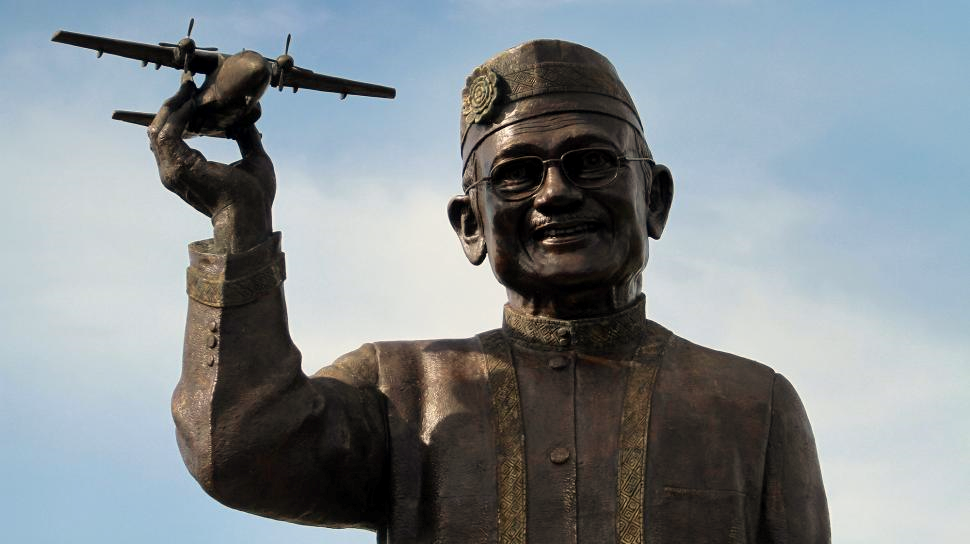 Bendera Setengah Tiang Untuk Habibie