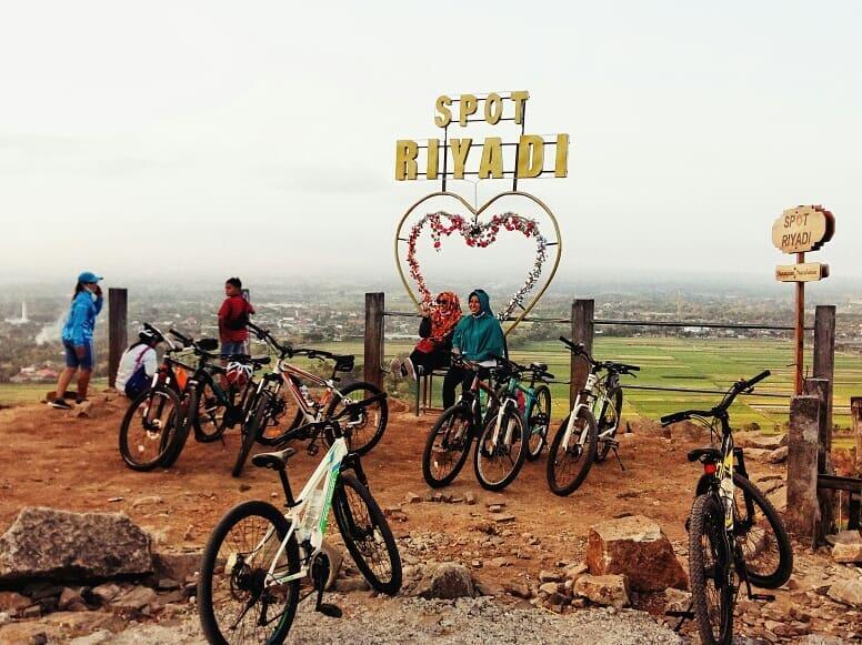 Gowes Sepeda ke Spot Riyadi Melihat Candi Prambanan dari sisi berbeda