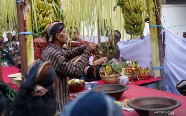 Warga Rebutan Air Sisa Jamasan Tombak Pusaka Kiai Upas