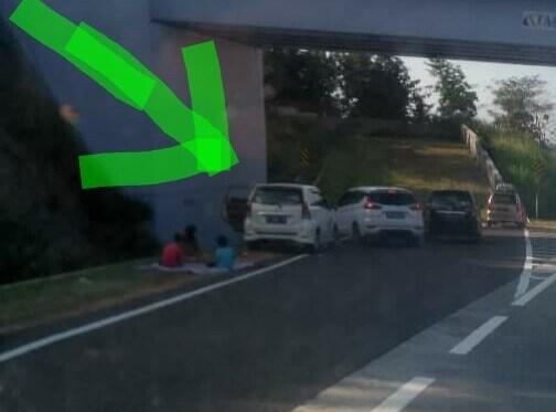 Suka Lucu Lihat Kelakuan Warga +62, Anggota Keluarga Piknik Di Jalur Rem Blong