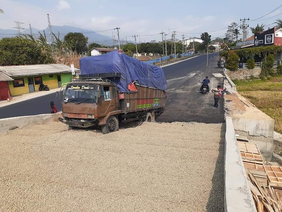 Suka Lucu Lihat Kelakuan Warga +62, Anggota Keluarga Piknik Di Jalur Rem Blong