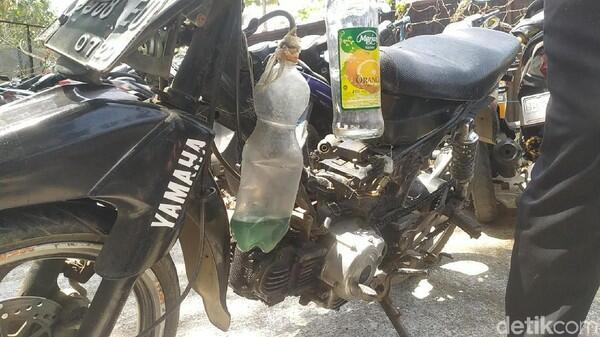 Bahaya! Tangki Bensin Motor Tukang Cilok di Garut Cuma Pakai Botol