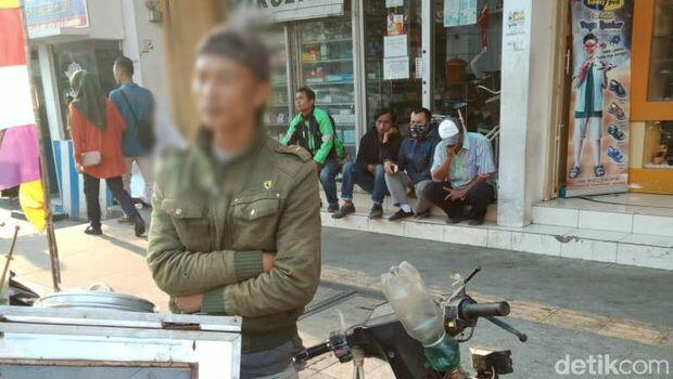 Bahaya! Tangki Bensin Motor Tukang Cilok di Garut Cuma Pakai Botol