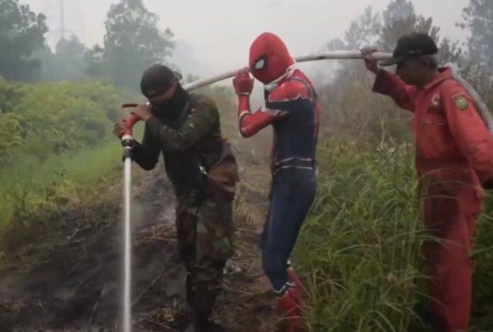 Spiderman Ikut Bantu Padamkan Kebakaran Hutan di Riau