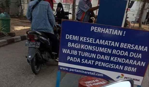 Taat Peraturan Kok Dianggap Aneh? Pengendara Ini Contohnya!