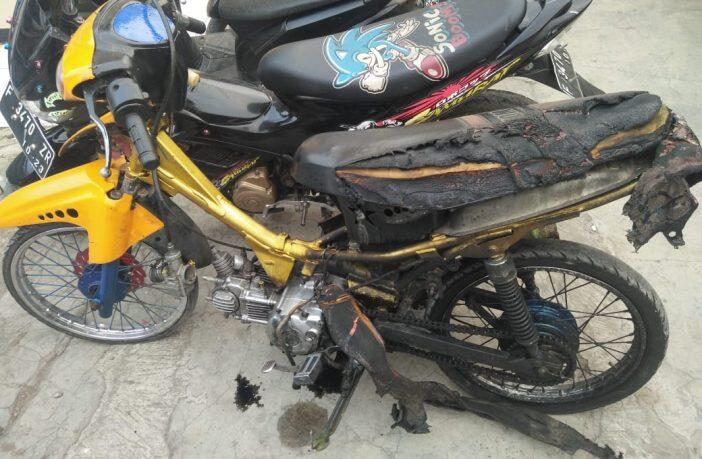 Gak Mau Ditliang, Pemuda Ini Nekat Bakar Motor Sendiri