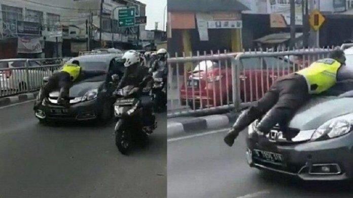 Aksi Polisi Nemplok di Kap Mobil