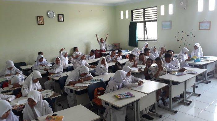 Viral,Para murid ini 2 tahun belajar tanpa meja dan kursi