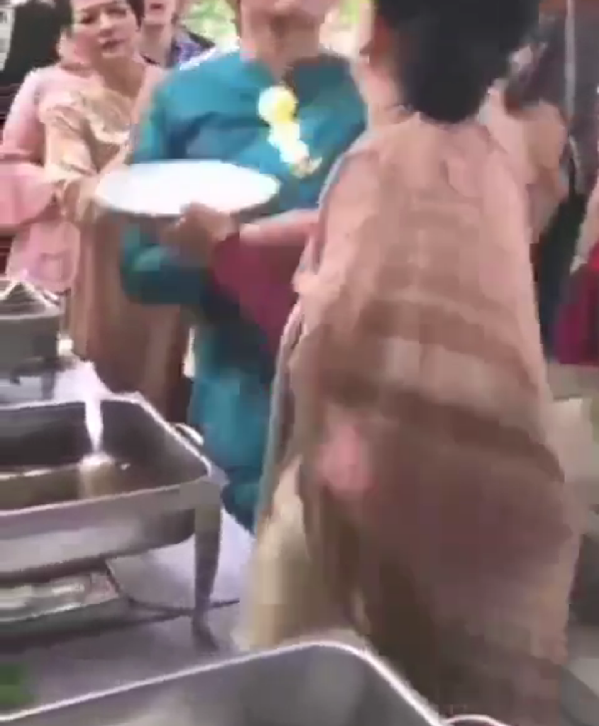 Waduh! Ibu-Ibu Baku Hantam Saat Antre Prasmanan, Kenapa Ya?