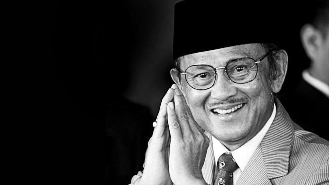 Pria Romantis Itu Adalah Bapak BJ Habibie