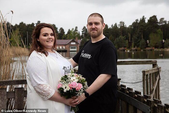 Viral Pengantin Gelar Pesta Pernikahan Cuma Pakai T-Shirt dan Jeans 