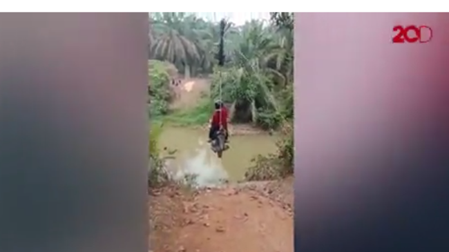 Viral ABG 'Flying Fox Motor' Seberangi Sungai, Ini Cerita di Baliknya
