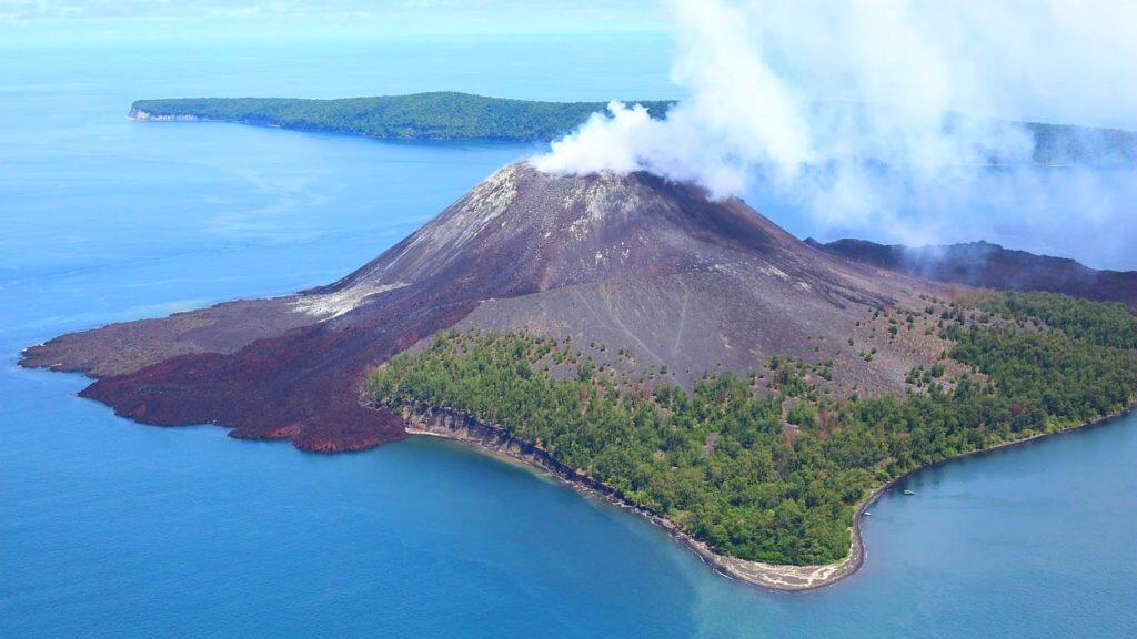 Erupsi, Gunung Anak Krakatau Semburkan Abu Vulkanik Hingga 300 Meter