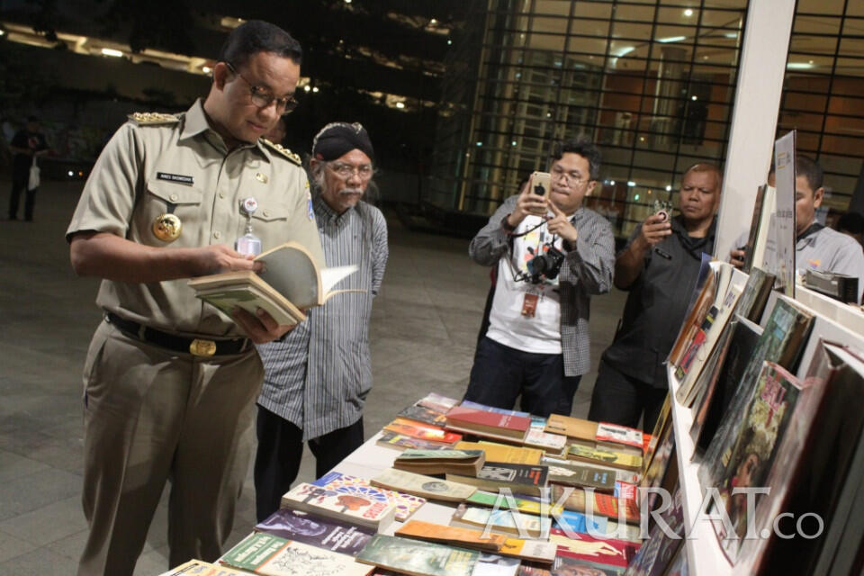 Anies Janji Tindak Pembakaran Arang