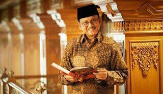 Selain Cerdas, B. J. Habibie Juga Tokoh Bangsa yang Relijius