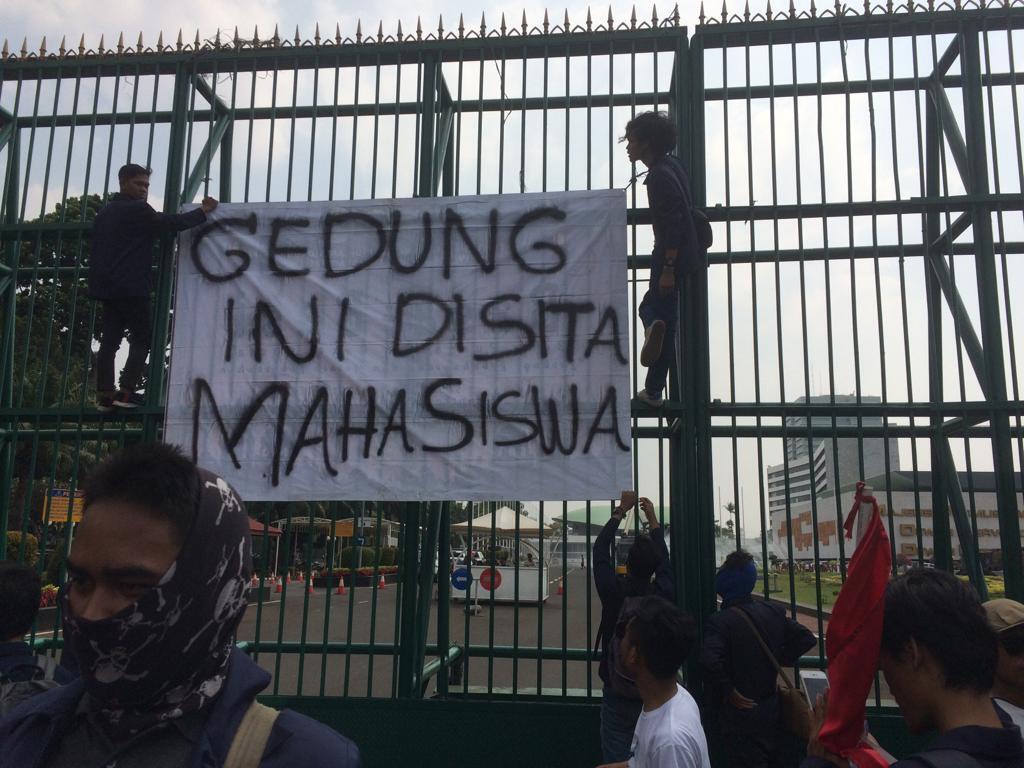 Kecewa UU KPK, Mahasiswa Sita Gedung DPR Pakai Poster