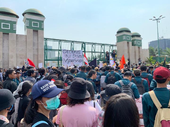 Kecewa UU KPK, Mahasiswa Sita Gedung DPR Pakai Poster