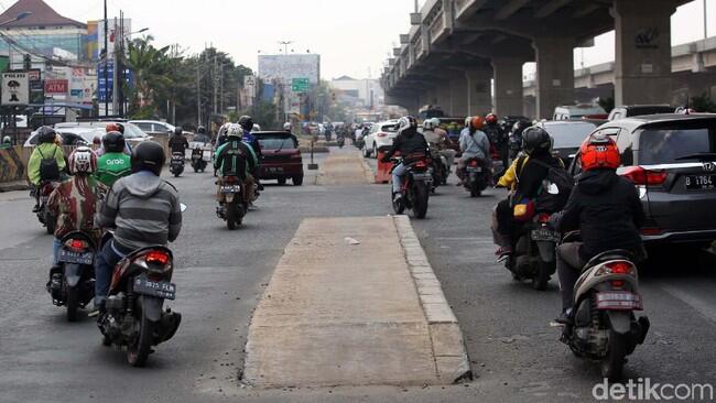 Pemprov DKI vs PUPR Masalah trotoar di tengah jalan