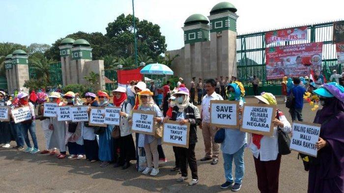 Massa Gerakan 20 September Mulai Memadati Depan Gedung DPR