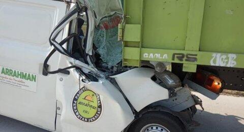 Bawa Jenazah, Mobil Ambulans Lakalantas Tabrak Bokong Truk di Tol Brebes