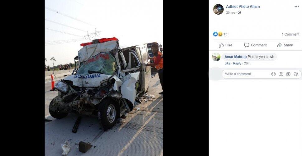 Bawa Jenazah, Mobil Ambulans Lakalantas Tabrak Bokong Truk di Tol Brebes