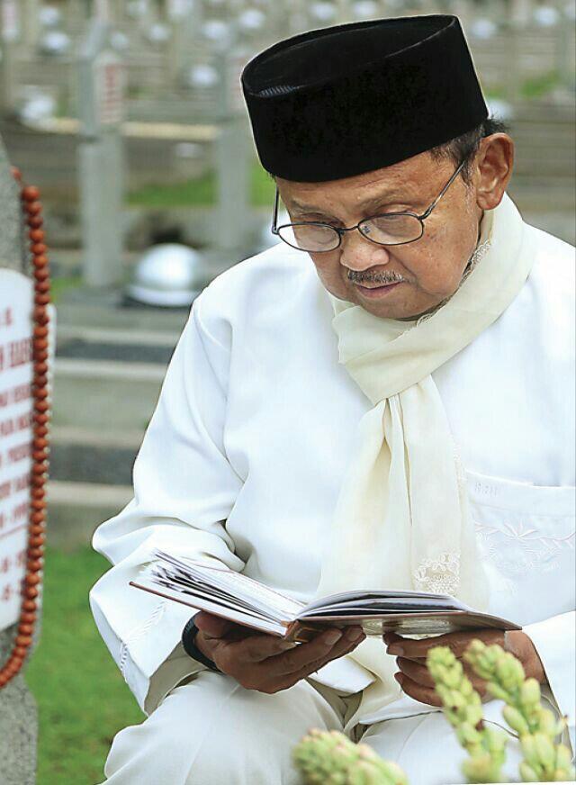 Selain Cerdas, B. J. Habibie Juga Tokoh Bangsa yang Relijius