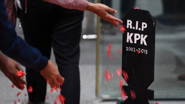 KPK Ditemukan Tak Bernyawa, RIP KPK. 