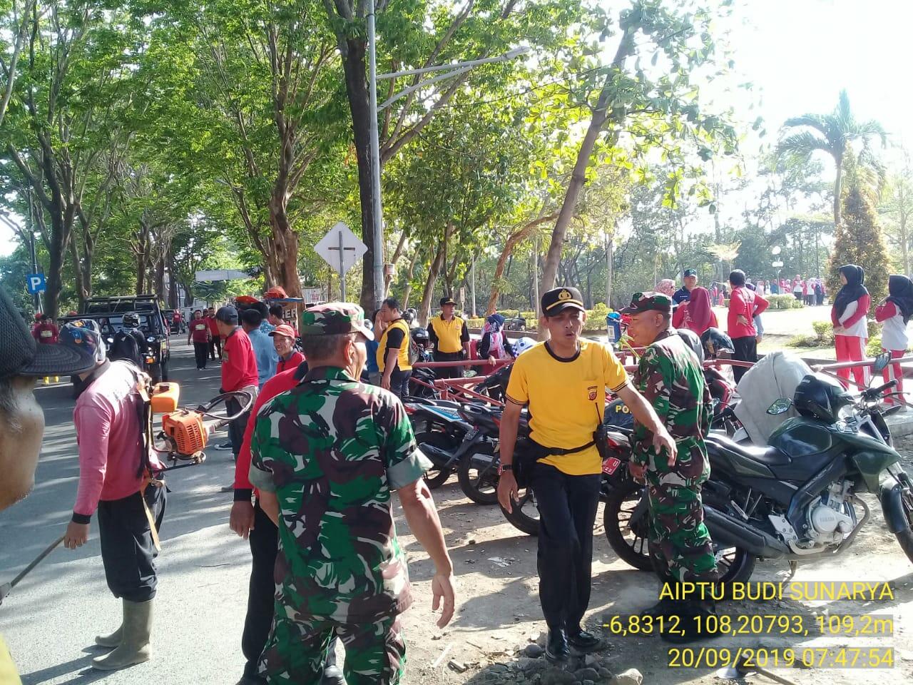 Kapolsek Majalengka Kota Ikuti Giat Gerakan Bersih Bersih Di Taman Dirgantara