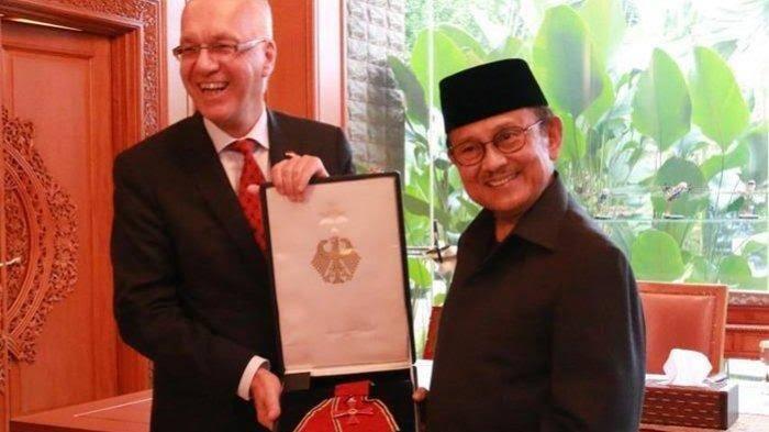 BJ Habibie. Panutan Saya Sebagai Seorang Suami Dalam Berkeluarga