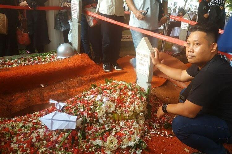 Eyang, Kamu Bukan Sekadar Panutan Generasimu, Tapi Juga Lambang Dari Kesetiaan