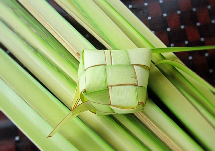 Selain Untuk Ketupat dan Nikahan, Ternyata Janur Bisa Hasilkan Fashion Item Ciamik!