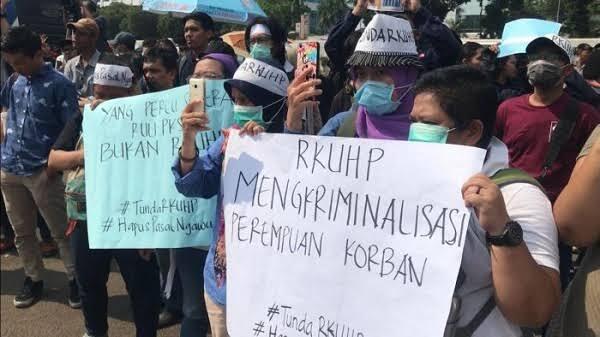 Nah Lo !! RKUHP Zina Bikin Banyak Orang Di Indonesia Di Penjara, Agan Setuju Gak? 