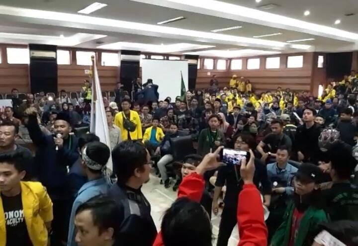 MAHASISWA TASIKMALAYA DEMO BESAR-BESARAN