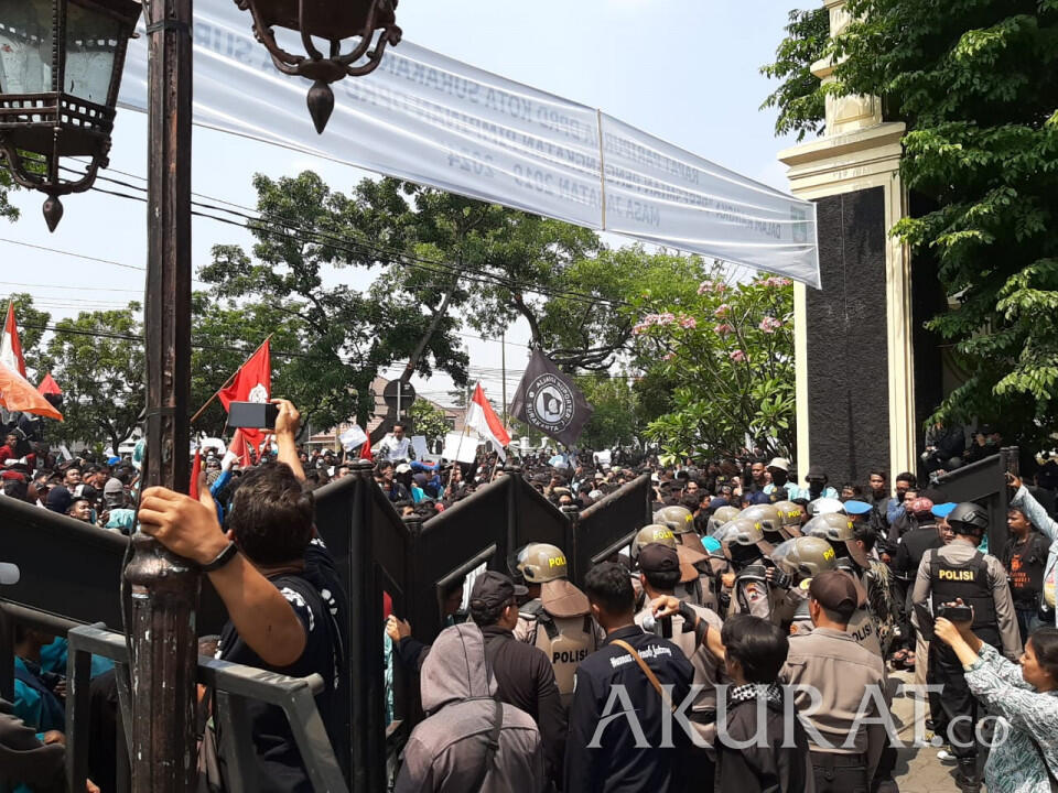 Demonstran di Depan DPRD Kota Medan: Woi Ngapain Kau Foto-foto, Keluar Kau dari Situ