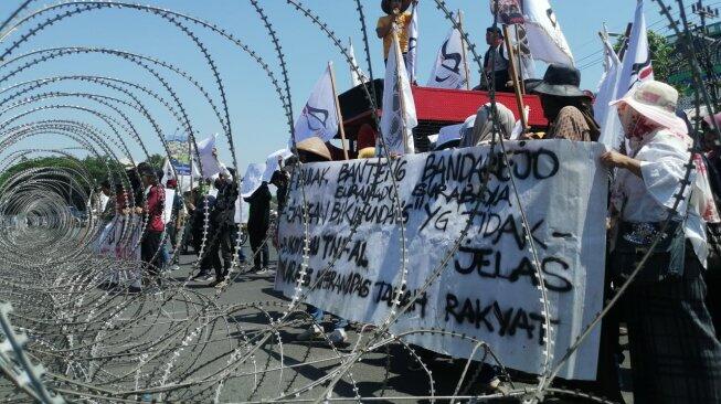Aksi Mahasiwa Di Surabaya Cibir DPR , Dewan Penindas Rakyat
