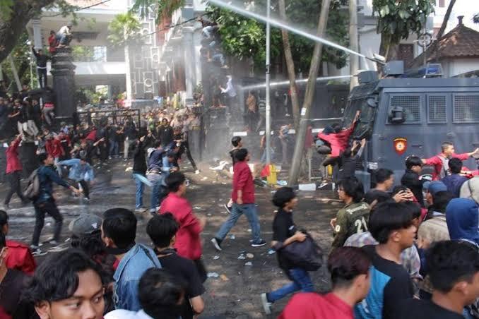 Polisi BERINGAS Pukul Mahasiswa DI MASJID HEBOH? dan UPDATE Demo RKUHP