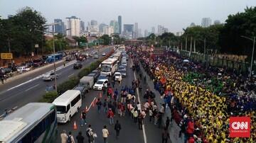 Polisi Bubarkan Pedemo di Depan DPR dengan Water Cannon