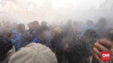 Polisi Bubarkan Pedemo di Depan DPR dengan Water Cannon