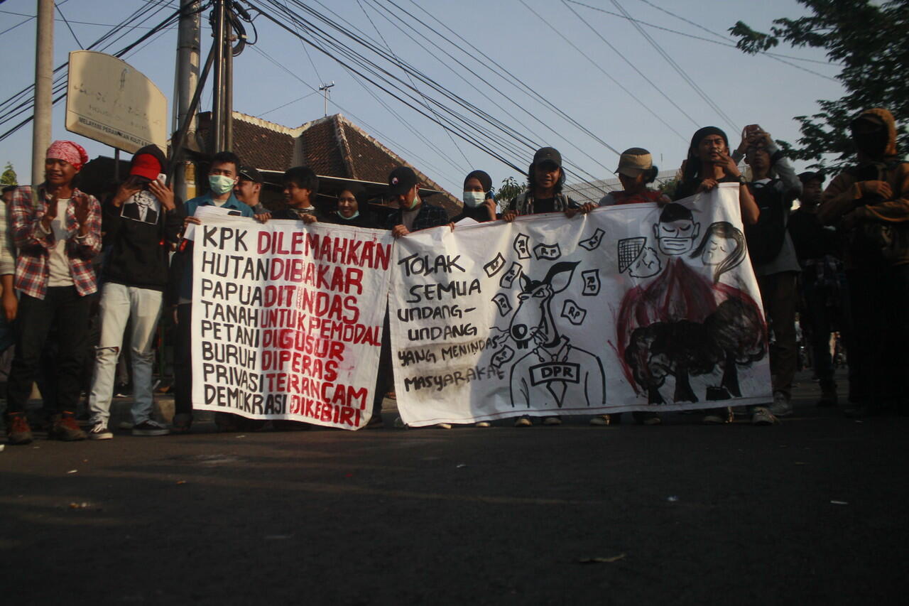 Aksi Kami Dalam GEJAYAN MEMANGGIL menolak RUU KPK